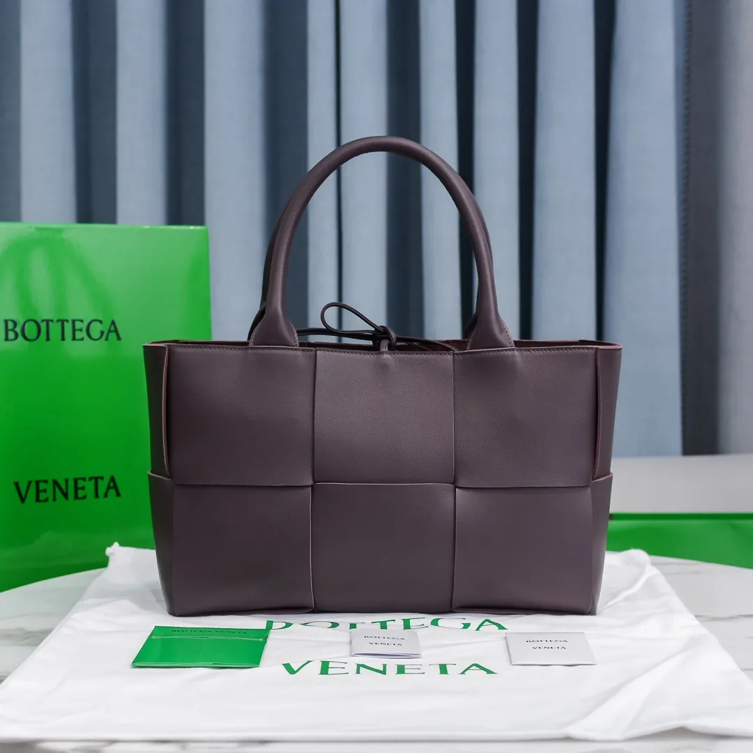 Batch 1860 BottegaVeneta# 🧷Early autumn SLIP tote handbag, the oversized woven design really makes it a huge gap from ordinary tote bags🔗🔗The interior is matched with a leather system ⛓Daniel Lee leads the brand gene to continue to evolve with fresh inspiration🧬🧬 Showing the balance between luxury and reality👉Grape purple Size: 36*24*12【9892#】
